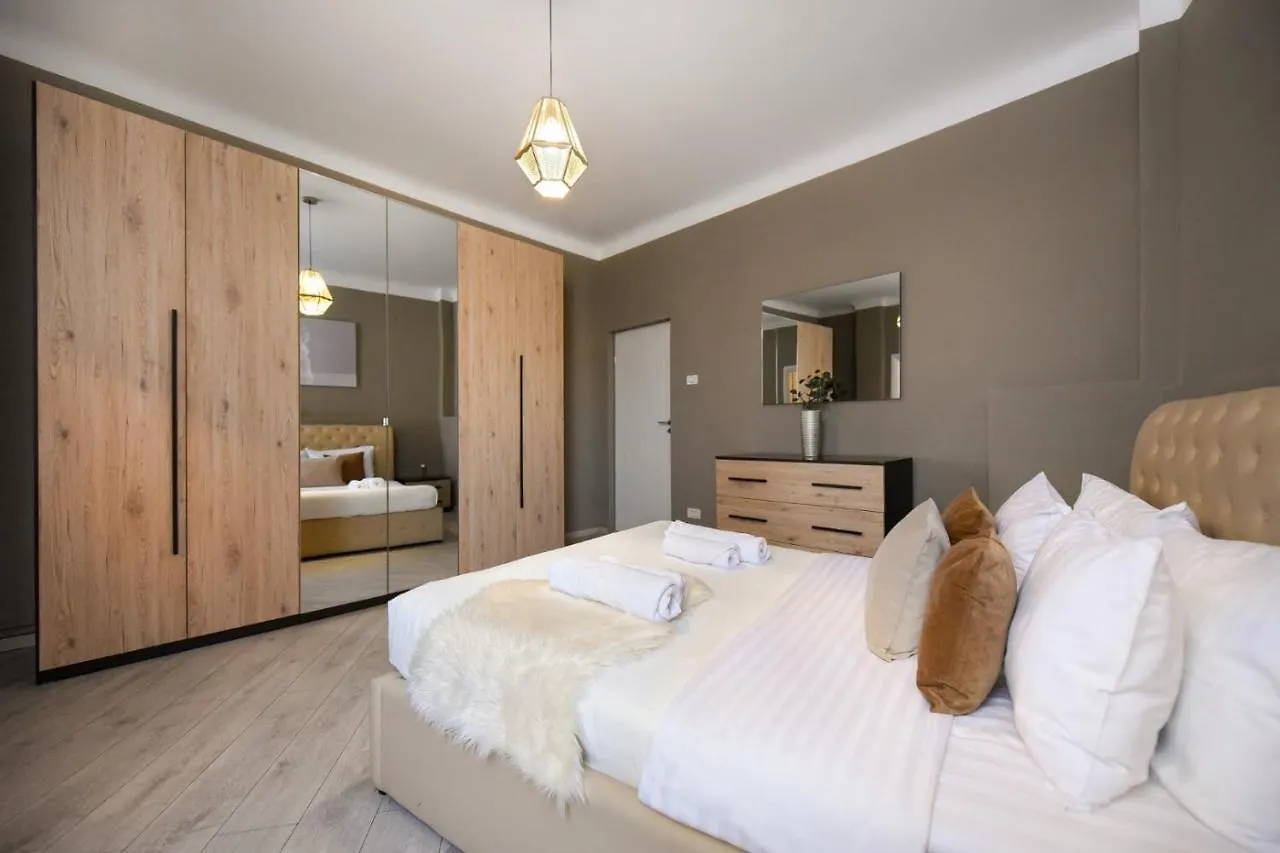 Amazing Location & Elegant Apt - Old Town Apartment Bucureşti România
